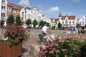 Teil der historischen Gebäude am Alten Markt in Jever