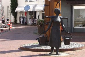 Theda und Lumpi an der Küsterpütt in Jevers Langer Meile