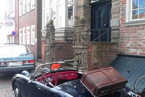 Oldtimertreffen Jever - Oldtimer vor dem Rathaus