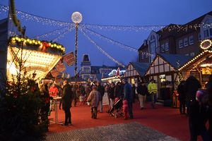 Weihnachtsmarkt  Jever auf dem roten Teppich unter dem Lichterhimmel