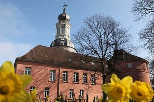 Ansicht des Schlosses aus frühlingshaftem Schlossgarten