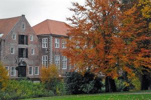 Blick auf das Amtgericht Jever aus dem Schlossgarten