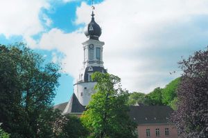 Blick auf den charakteristischen Zwiebelturm des Schlosses in Jever